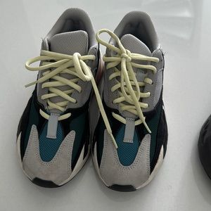 Yeezy wave runners size 5.5 adidas